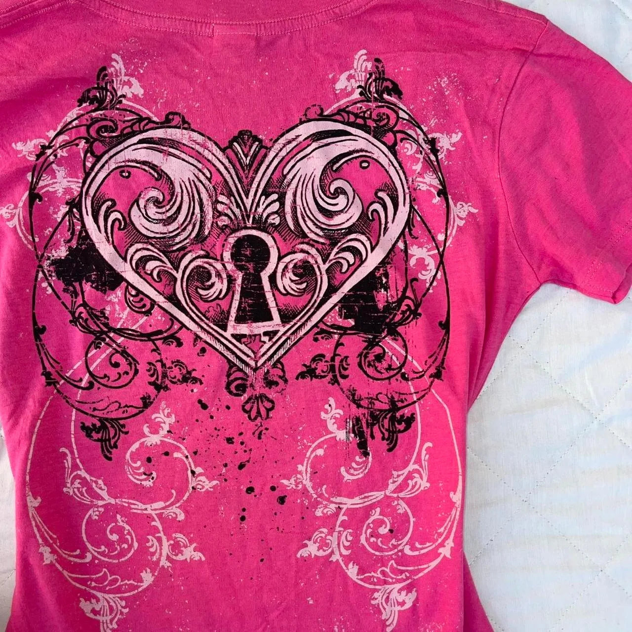 Women's Grunge Aesthetic Top Hot Pink Vintage Graphic - Winged Heart Lock Print V-Neck Fitted T-Shirt