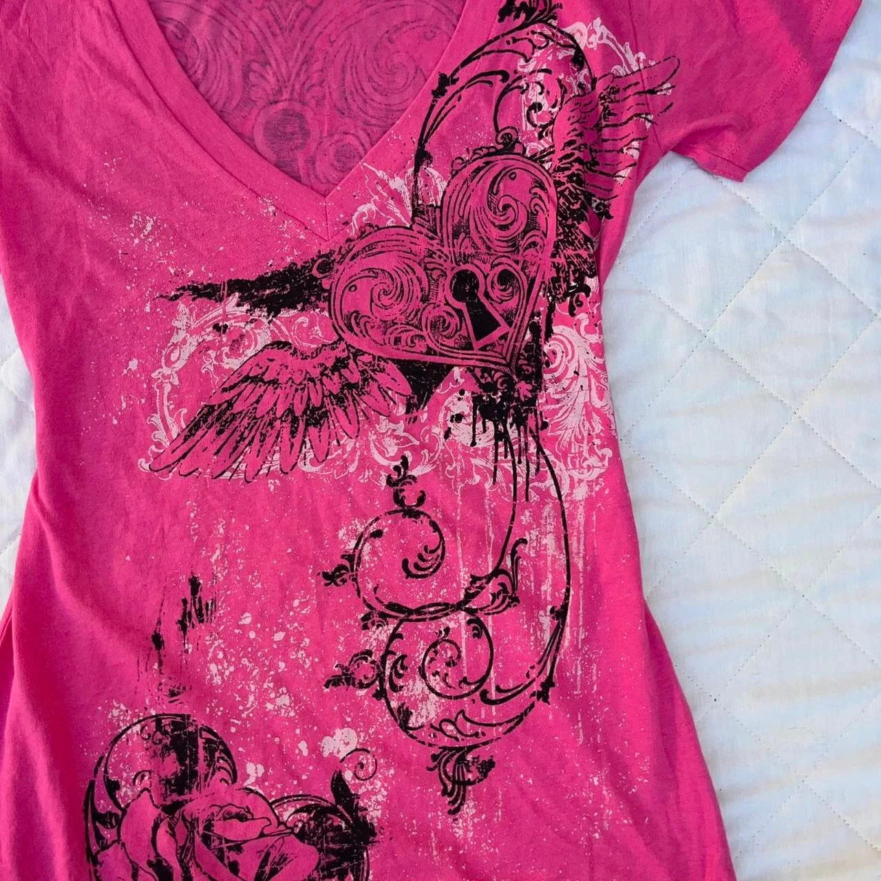 Women's Grunge Aesthetic Top Hot Pink Vintage Graphic - Winged Heart Lock Print V-Neck Fitted T-Shirt